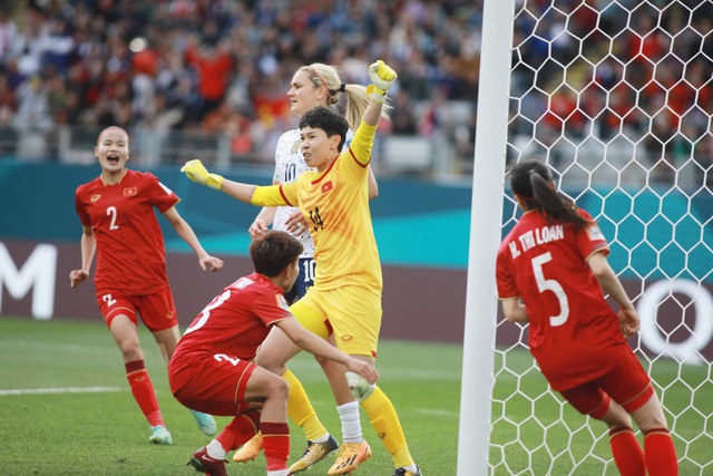 FIFA ca ngợi thủ môn Kim Thanh cùng ĐT nữ Việt Nam  - Ảnh 1.