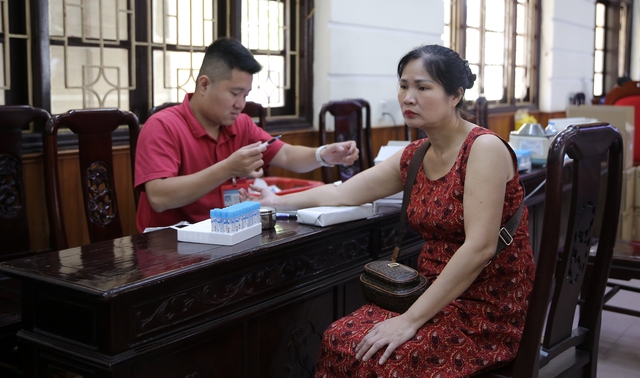 Người dân phường Nguyễn Trãi, Hà Đông tích cực hưởng ứng hiến máu cứu người - Ảnh 8.