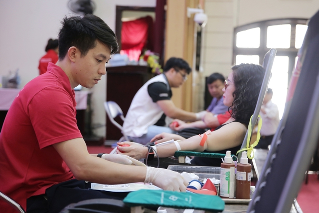 Người dân phường Nguyễn Trãi, Hà Đông tích cực hưởng ứng hiến máu cứu người - Ảnh 13.