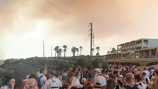 Hy Lạp: Cháy rừng trên đảo Rhodes, 2.000 người bao gồm cả khách du lịch sơ tán - Ảnh 2.