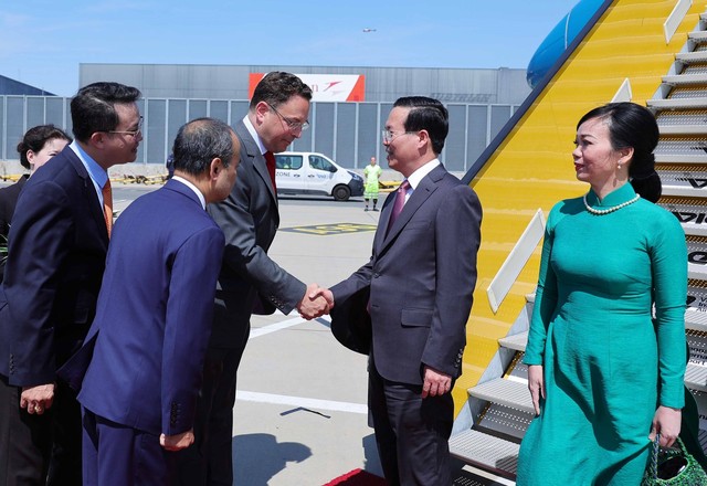 Chủ tịch nước Võ Văn Thưởng tới Vienna, bắt đầu thăm chính thức CH Áo - Ảnh 2.