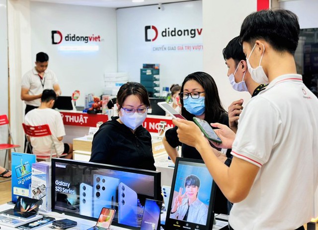 Vì sao nên mua điện thoại Samsung tại Di Động Việt? - Ảnh 1.