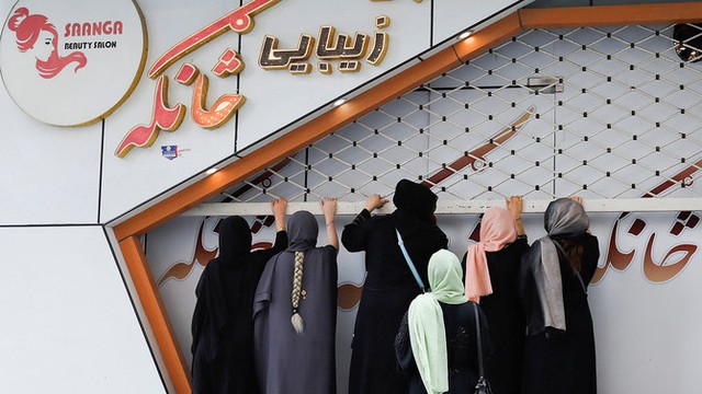 Hàng nghìn tiệm làm đẹp ở Afghanistan phải đóng cửa theo lệnh cấm mới của Taliban - Ảnh 1.