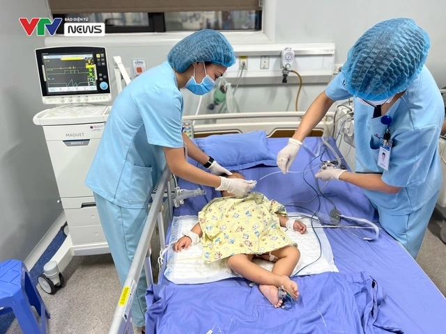 Ca đại phẫu cứu em bé Hmông bị dị tật không có hậu môn và những khoảnh khắc khó quên - Ảnh 9.