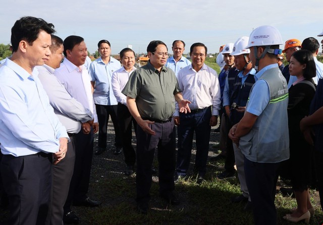 Thủ tướng đến kiểm tra tiến độ thi công dự án Vành đai 3 TP Hồ Chí Minh - Ảnh 1.