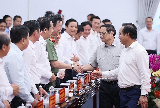 Thủ tướng Phạm Minh Chính: Long An tận dụng lợi thế là nơi giao thoa, kết nối các trục, hành lang kinh tế để phát triển - Ảnh 2.