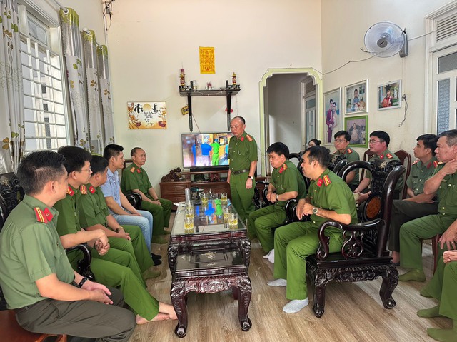 Công an tỉnh Bình Dương thăm gia đình các chiến sĩ hy sinh tại tỉnh Đắk Lắk - Ảnh 1.
