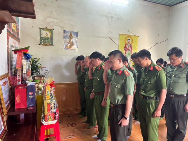 Công an tỉnh Bình Dương thăm gia đình các chiến sĩ hy sinh tại tỉnh Đắk Lắk - Ảnh 2.