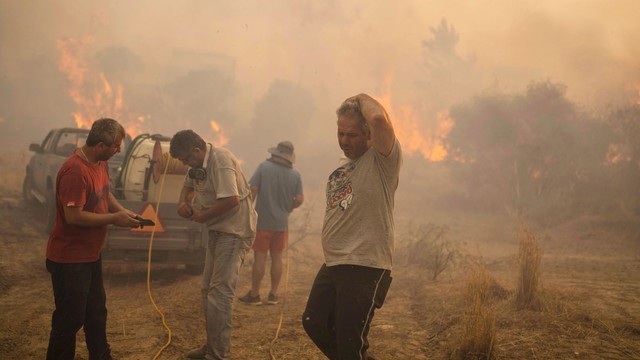 Trên 40 người tử vong, hàng nghìn người sơ tán khi cháy rừng tàn phá châu Âu - Ảnh 1.