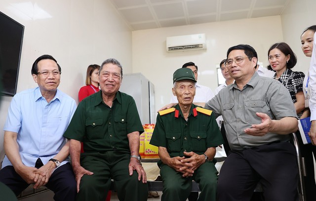 Thủ tướng Phạm Minh Chính: Chăm sóc thương binh, bệnh binh, người có công như chăm sóc người thân - Ảnh 2.