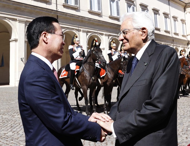 Tổng thống Italy chủ trì lễ tiễn chính thức Chủ tịch nước Võ Văn Thưởng và Phu nhân - Ảnh 1.