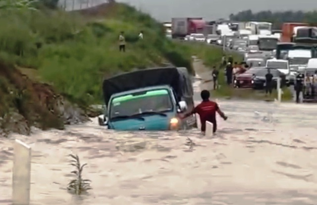 Cao tốc Phan Thiết - Dầu Giây bị ngập nước: Kiểm điểm trách nhiệm tập thể, cá nhân - Ảnh 1.