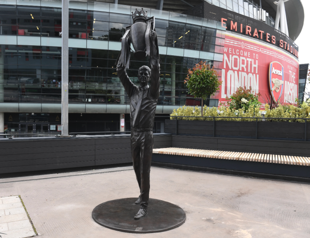 Arsenal ra mắt tượng HLV Wenger tại sân Emirates - Ảnh 1.