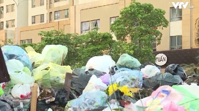 Tập kết rác giữa mặt tiền khu chung cư ở Hà Nội - Ảnh 1.
