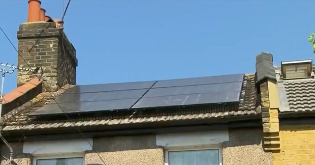 Khu phố đầu tiên tại Anh lắp đặt điện mặt trời - Ảnh 1.