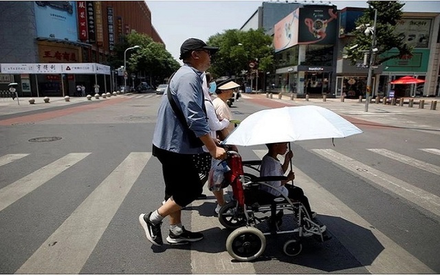 Trung Quốc cảnh báo mưa lũ, sạt lở và nắng nóng - Ảnh 1.
