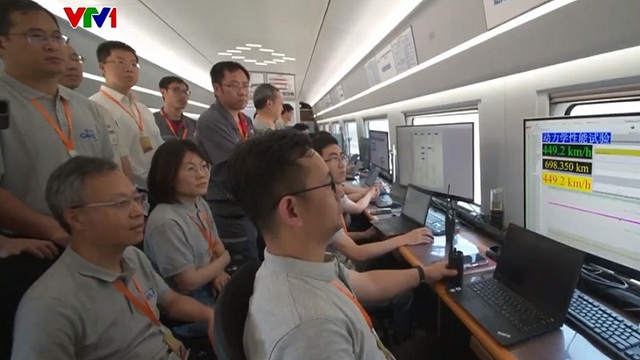Trung Quốc chạy thử nghiệm thành công tàu cao tốc 453 km/h - Ảnh 1.