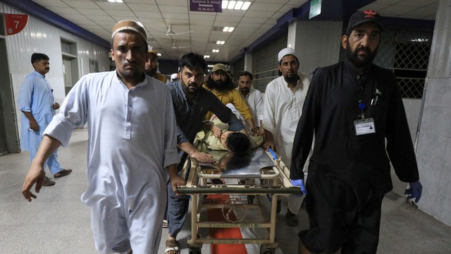 Đánh bom tự sát trong cuộc biểu tình ở Pakistan khiến ít nhất 55 người thiệt mạng - Ảnh 2.