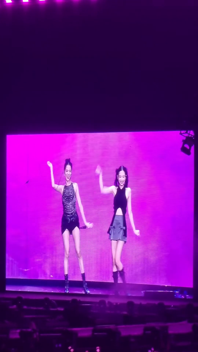 BLACKPINK ở Hà Nội: Jennie hướng dẫn Lisa, Jisoo, Rosé nhảy See Tình - Ảnh 2.