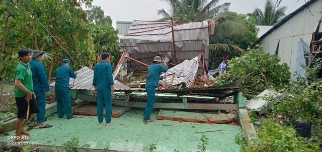 Kiên Giang: Hàng trăm chiến sĩ giúp dân khắc phục hậu quả mưa dông - Ảnh 3.