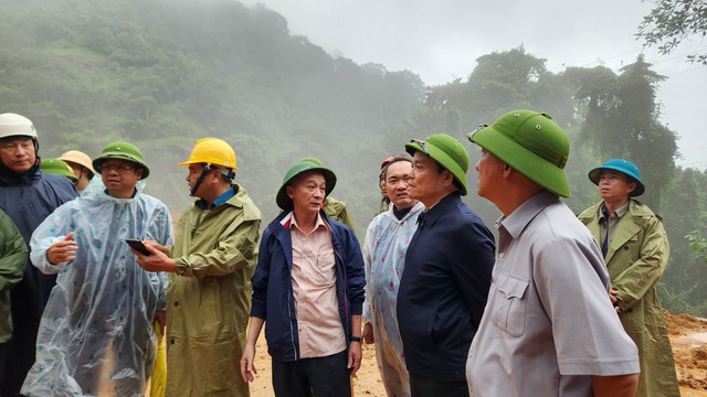 Phó Thủ tướng Trần Lưu Quang kiểm tra hiện trường, chỉ đạo khắc phục hậu quả sạt lở đèo Bảo Lộc - Ảnh 3.