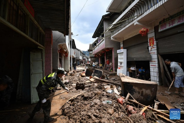 Mưa lớn gây ngập lụt tại miền Trung và Tây Nam Trung Quốc - Ảnh 1.