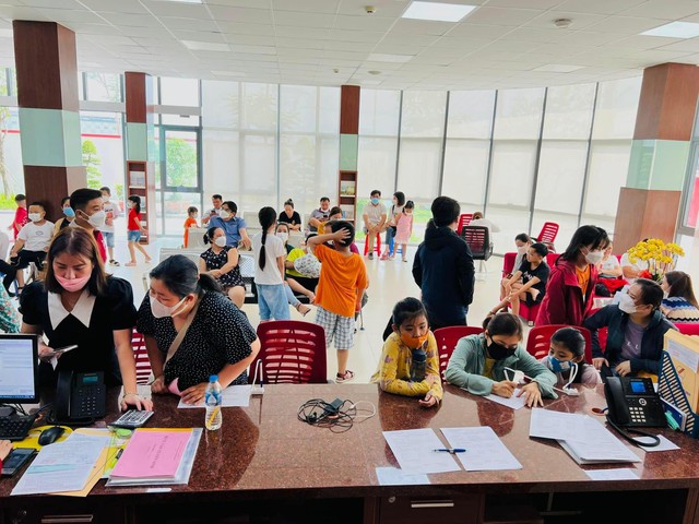 TP Hồ Chí Minh: Phụ huynh đôn đáo tìm trường cho con vào lớp 10 - Ảnh 2.