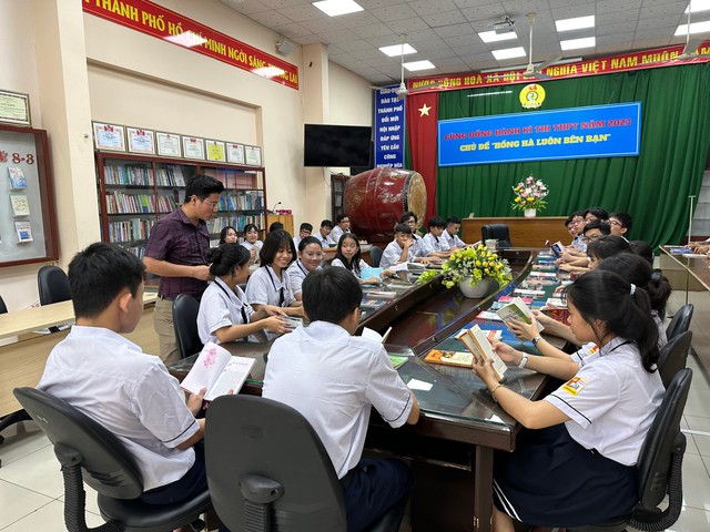 TP Hồ Chí Minh: Phụ huynh đôn đáo tìm trường cho con vào lớp 10 - Ảnh 1.