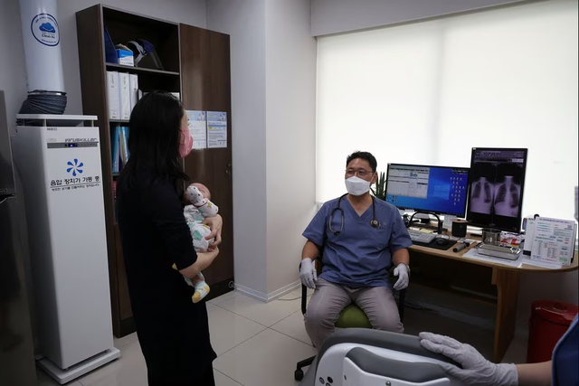 Tỷ lệ sinh thấp, khoa nhi tại các bệnh viện ở Hàn Quốc khủng hoảng - Ảnh 1.