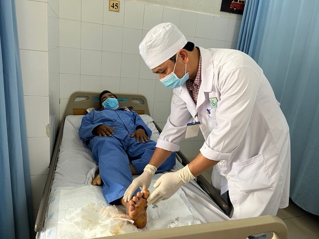 Hồi sinh bàn chân bị đứt lìa cho nam bệnh nhân 37 tuổi - Ảnh 1.