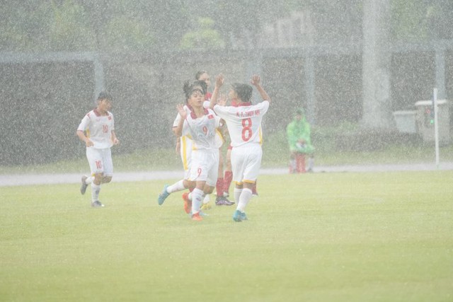 U19 nữ Việt Nam thắng đậm 5-0 U19 nữ Singapore trong trận mở màn U19 nữ Đông Nam Á 2023  - Ảnh 2.