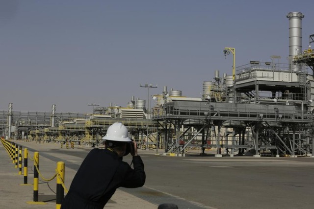 Vì sao Saudi Arabia đơn phương cắt giảm sản lượng dầu? - Ảnh 1.