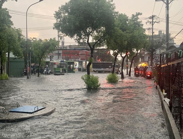 TP Hồ Chí Minh ngập nặng do mưa lớn chiều 5/7 - Ảnh 3.
