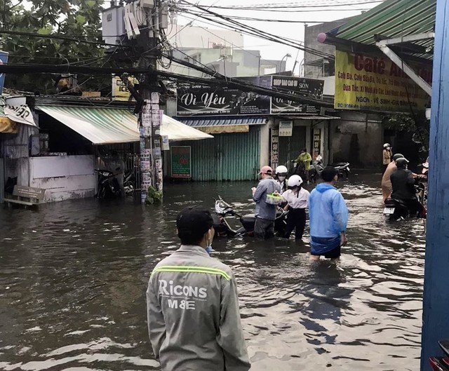 TP Hồ Chí Minh ngập nặng do mưa lớn chiều 5/7 - Ảnh 5.