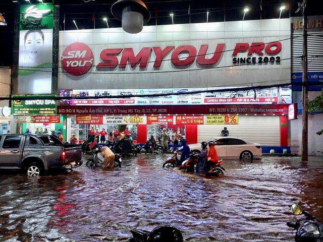 TP Hồ Chí Minh ngập nặng do mưa lớn chiều 5/7 - Ảnh 1.