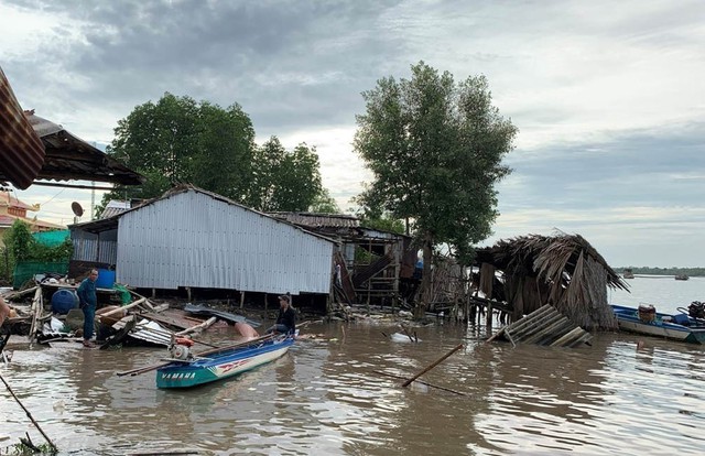 Sạt lở đất ven sông tại Cà Mau, 4 căn nhà thiệt hại hoàn toàn - Ảnh 1.