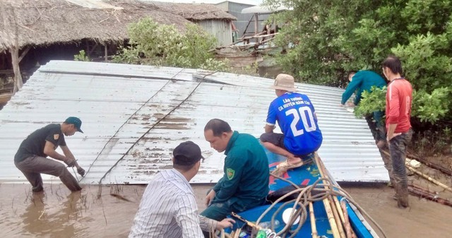 Sạt lở đất ven sông tại Cà Mau, 4 căn nhà thiệt hại hoàn toàn - Ảnh 2.
