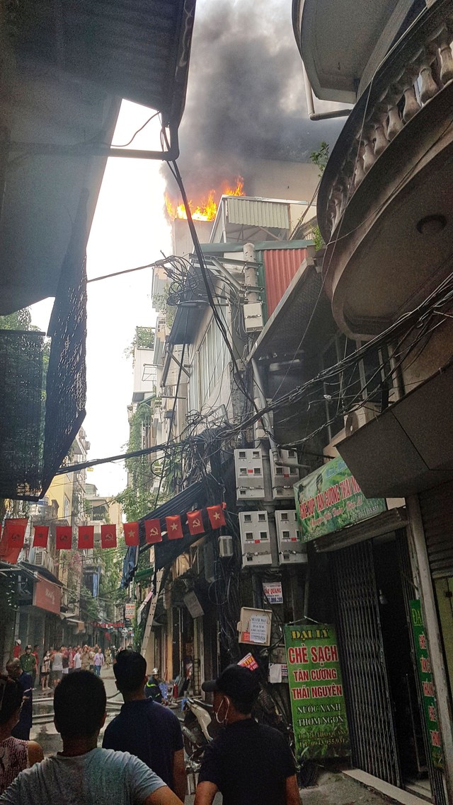 Hà Nội: Chia buồn, thăm hỏi gia đình có 3 người tử vong trong vụ cháy ở ngõ Thổ Quan  - Ảnh 3.