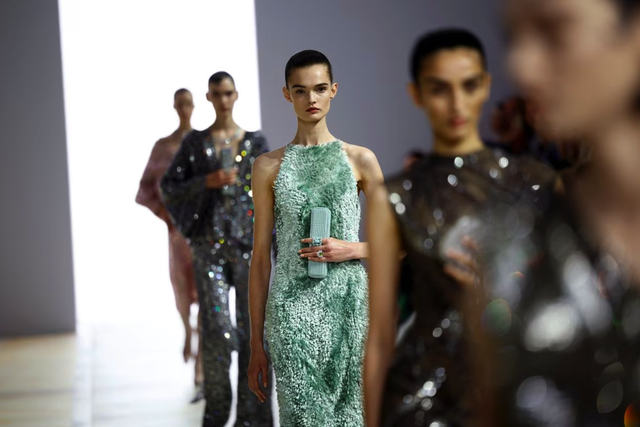 Fendi mang dòng sản phẩm thời trang cao cấp đương đại đến Paris - Ảnh 2.