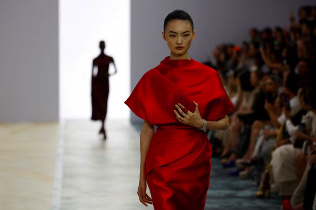 Fendi mang dòng sản phẩm thời trang cao cấp đương đại đến Paris - Ảnh 1.