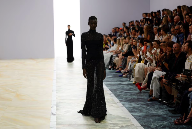 Fendi mang dòng sản phẩm thời trang cao cấp đương đại đến Paris - Ảnh 5.
