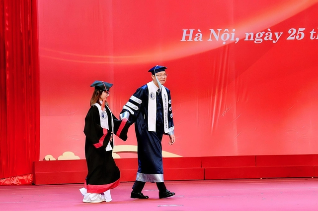 Gặp gỡ cô gái bại não tốt nghiệp Đại học Luật Hà Nội - Ảnh 1.