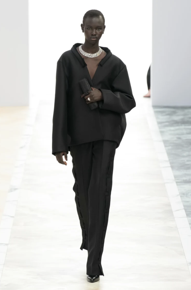 Fendi mang dòng sản phẩm thời trang cao cấp đương đại đến Paris - Ảnh 11.