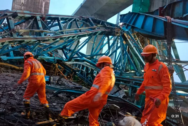 Ấn Độ: Sập cần cẩu ở công trình xây dựng cầu, 16 công nhân thiệt mạng - Ảnh 1.
