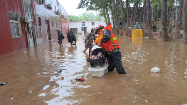 11 người chết, 27 người mất tích trong lũ lụt ở Bắc Kinh sau nhiều ngày mưa lớn - Ảnh 4.