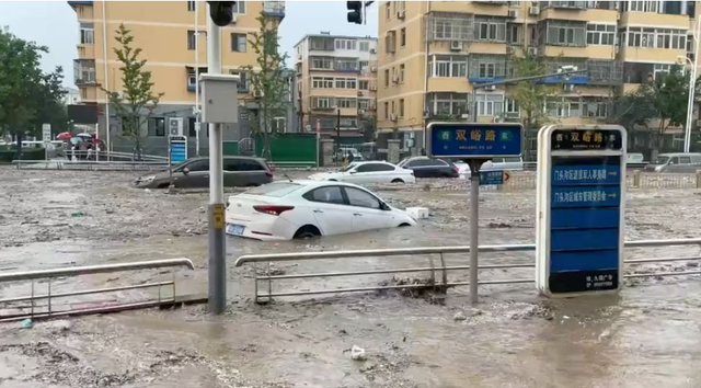 11 người chết, 27 người mất tích trong lũ lụt ở Bắc Kinh sau nhiều ngày mưa lớn - Ảnh 2.