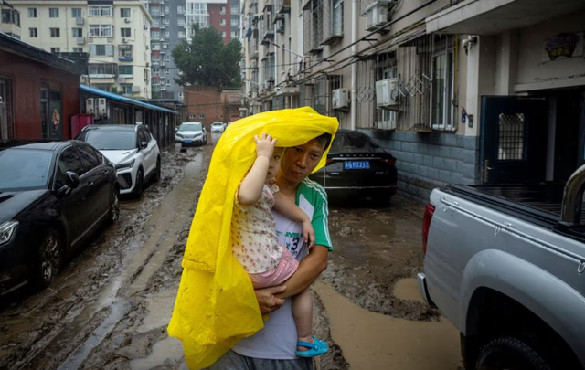 11 người chết, 27 người mất tích trong lũ lụt ở Bắc Kinh sau nhiều ngày mưa lớn - Ảnh 1.