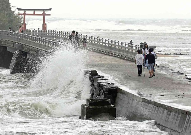 Ít nhất 14 người bị thương do bão Khanun tại Nhật Bản - Ảnh 1.