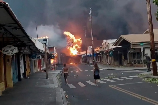 Cháy rừng thiêu rụi thị trấn du lịch ở Hawaii, Mỹ - Ảnh 1.