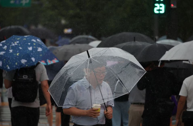 Triều Tiên cảnh báo thiệt hại do lũ lụt sau khi bão nhiệt đới Khanun đổ bộ - Ảnh 2.